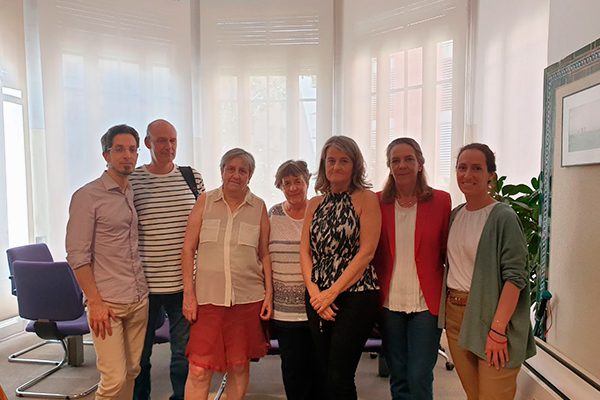 Fotografía de miembros de la promotora del común en una reunión institucional