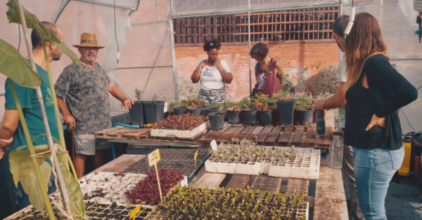 Fotografía de un grupo de personas visitando el proyecto Barrios Productores
